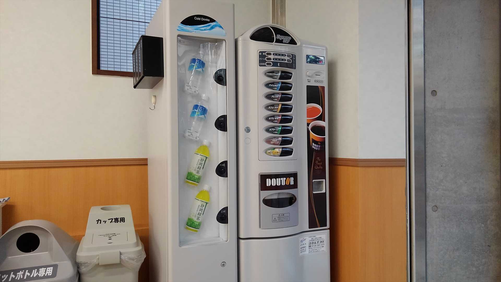 「大型コインランドリーマンマチャオ桜新町店」(東京都世田谷区)のドトールカップコーヒー自販機