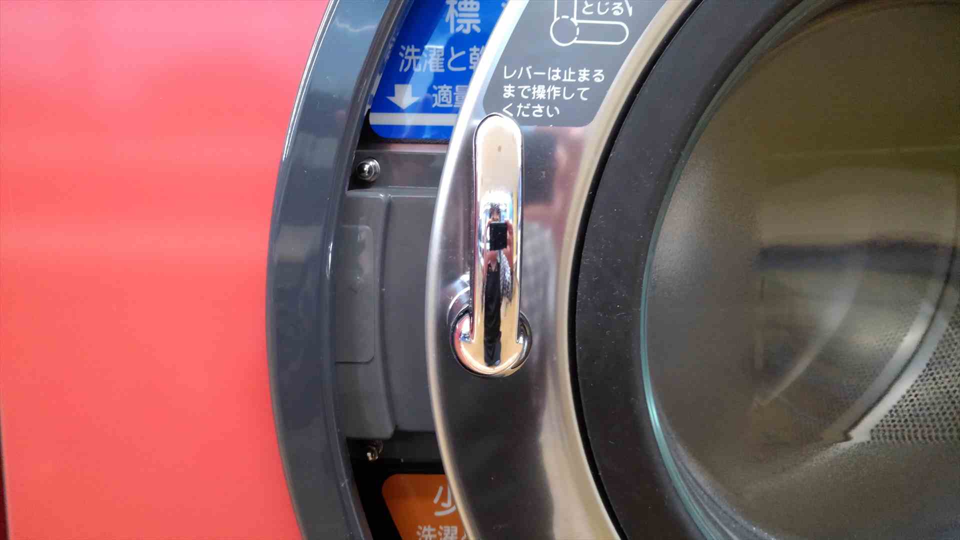 アクアの全自動洗濯乾燥機HWD-7277GCのドアレバー
