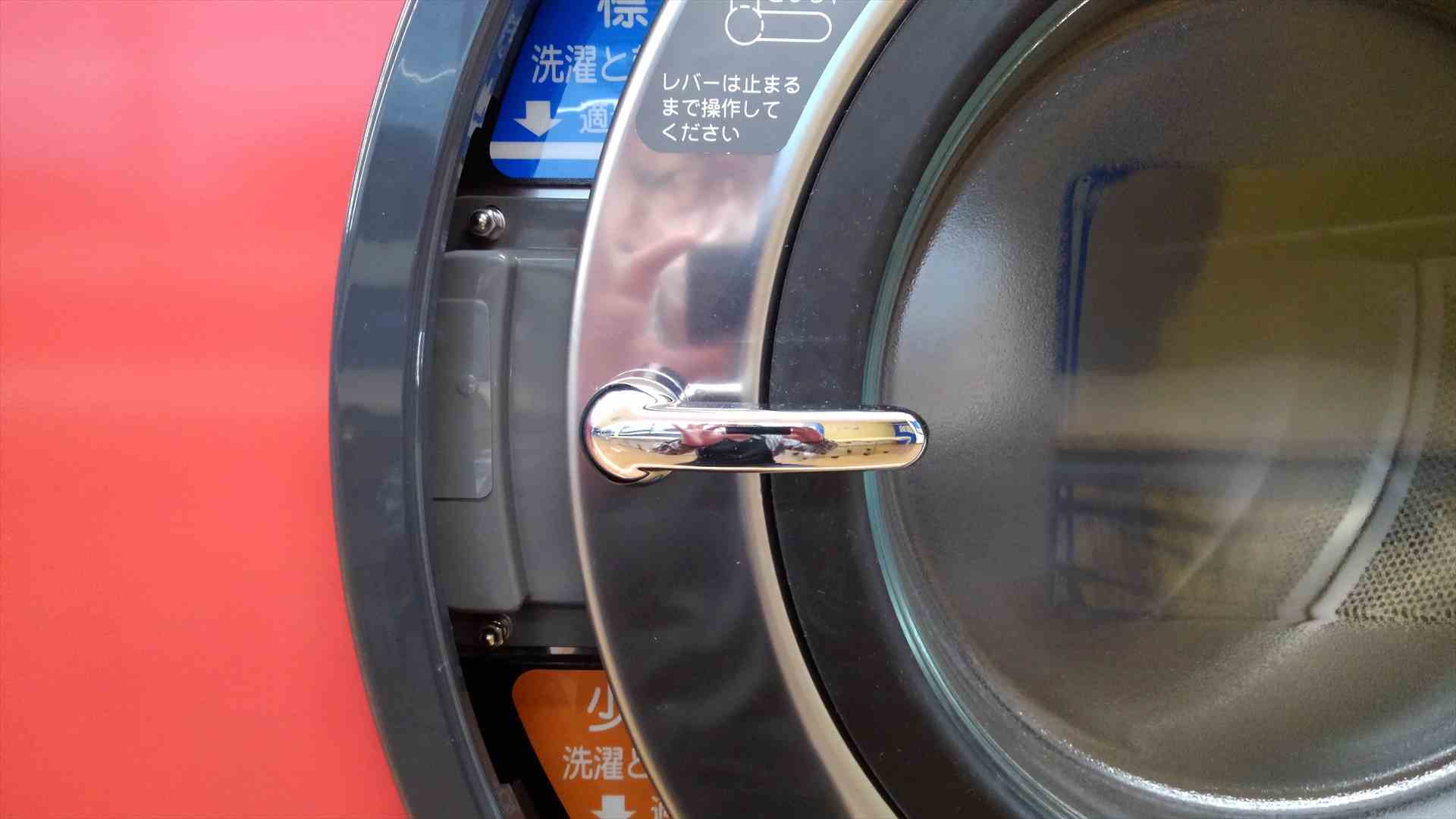 アクアの全自動洗濯乾燥機HWD-7277GCのドアレバー