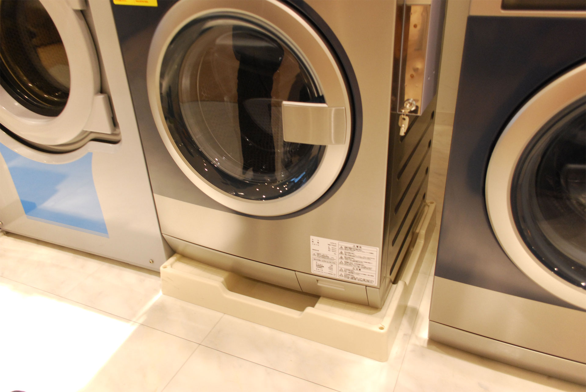 エレクトロラックスの小型ランドリーシステム「myPROzip(マイプロジップ)」8kg洗濯機WE170VPの防水パン部分