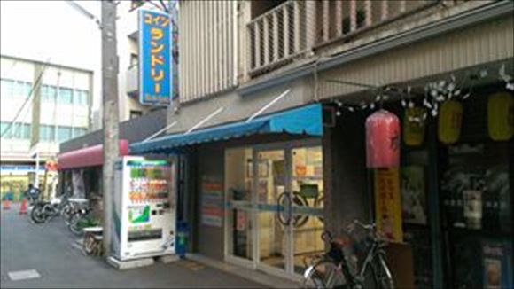 近隣のカフェでプリペイドカードを提示すると割引になる「IT・ICセルフコインランドリーkona」(東京都杉並区)
