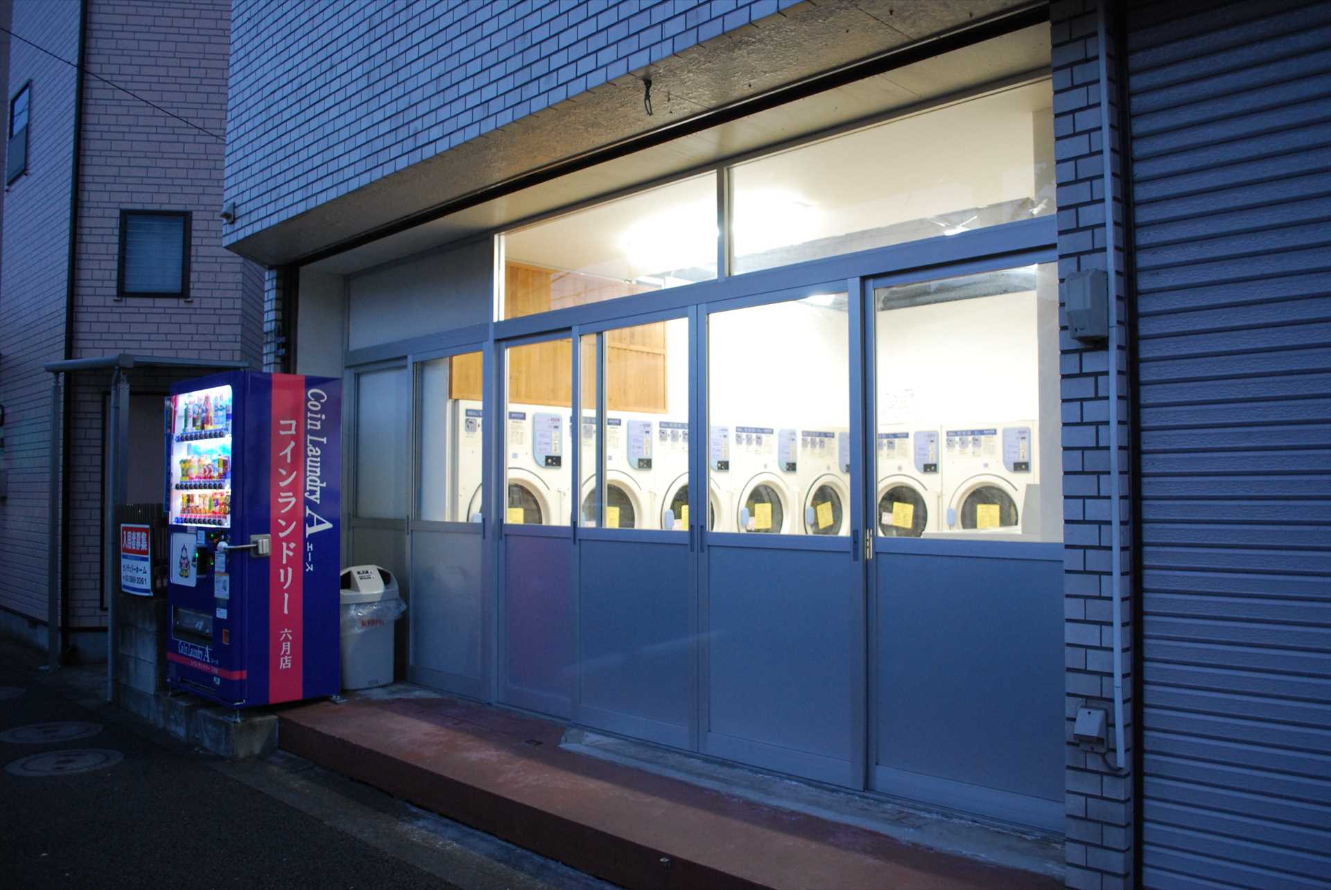 SCD-3072GCが8台並ぶ「コインランドリーセルフランドリーA(エース)六月店」(東京都足立区)