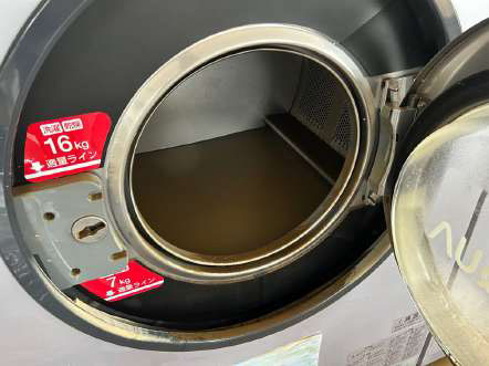 浸水被害直後のもりやまランドリーの洗濯乾燥機ドラム内。泥が蓄積されたことにより排水弁が詰まった状態であることがわかる。