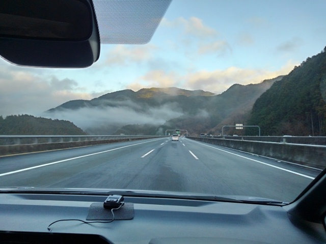 新東名の静岡県内を走行中に出てきた霧